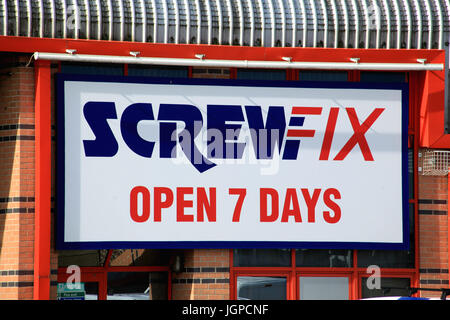 Chelmsford, Essex - 26 juin 2017, Screwfix shop sign in Dukes Park industrial area Banque D'Images