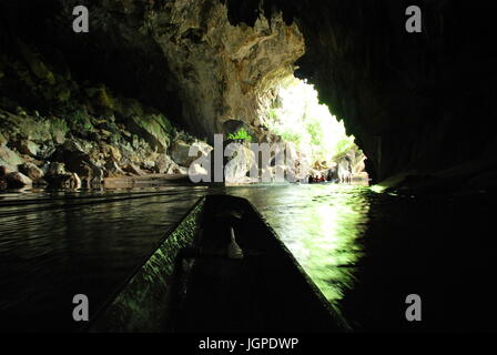 Une promenade en bateau à travers la grotte de Kong Lor, au centre du Laos Banque D'Images