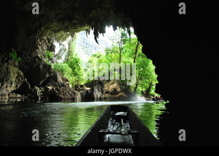 Une promenade en bateau à travers la grotte de Kong Lor, au centre du Laos Banque D'Images