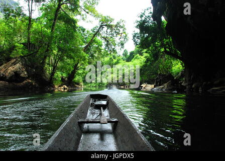 Une promenade en bateau à travers la grotte de Kong Lor, au centre du Laos Banque D'Images