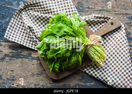 Feuilles de salade de cresson sur vintage table et serviette lumineux Banque D'Images