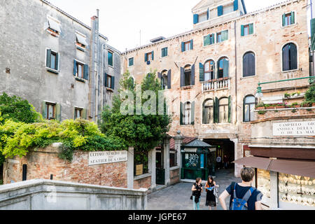 Venise, Vénétie, Italie. 21 mai 2017 : petite place dans la partie la plus ancienne de la ville Banque D'Images