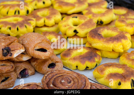 Pâtisseries à vendre at a market stall dans le quartier chrétien de la vieille ville de Jérusalem, Israël. Banque D'Images