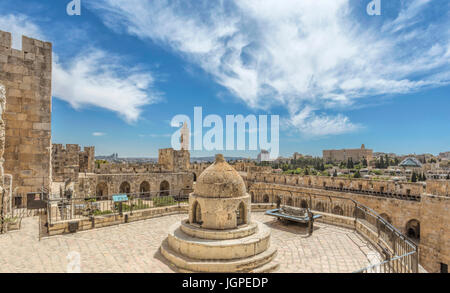 La Citadelle ( Tour de David ) avec les découvertes archéologiques dans sa cour et le minaret Ottoman, dans la vieille ville de Jérusalem, Israël. Banque D'Images