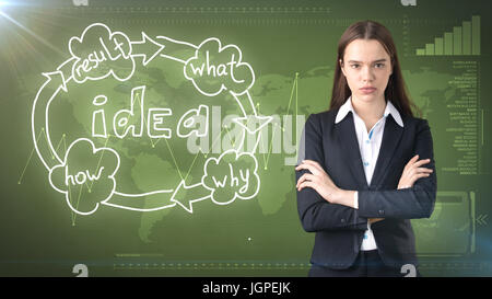 Idées créatives concept, belle businesswoman standing on studio près de fond peint idée organigramme. Banque D'Images