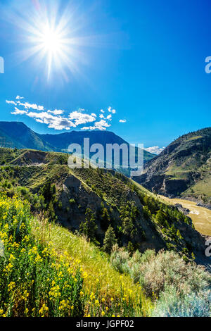 Rayons de soleil sur la rivière Fraser comme il coule de la ville de Lillooet dans la région de Chilcotin en Colombie-Britannique Banque D'Images