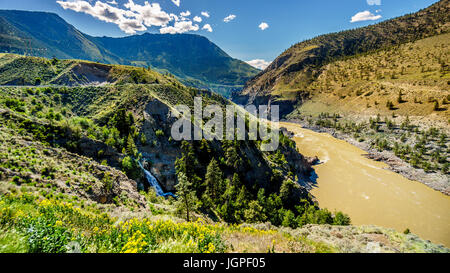 Vue de la rivière Fraser à partir de l'autoroute 99 comme il s'écoule vers la ville de Lillooet dans la région de Chilcotin dans beautiful British Columbia, Canada Banque D'Images