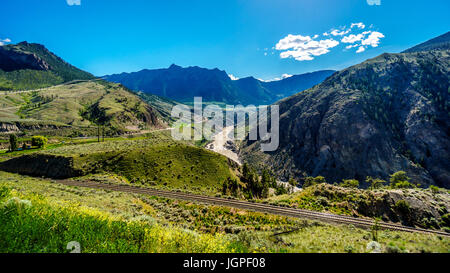 Vue de la rivière Fraser, comme il s'écoule vers la ville de Lillooet dans la région de Chilcotin sur British Columbia, Canada Banque D'Images