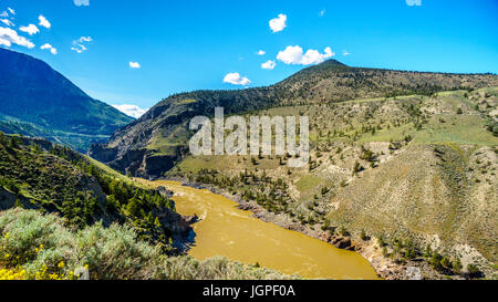 Vue de la rivière Fraser à partir de l'autoroute 99 comme il s'écoule vers la ville de Lillooet dans la région de Chilcotin dans beautiful British Columbia, Canada Banque D'Images