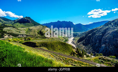 Vue de la rivière Fraser, comme il s'écoule vers la ville de Lillooet dans la région de Chilcotin sur British Columbia, Canada Banque D'Images