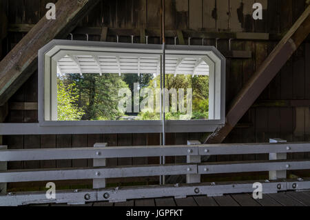 Pont couvert sérieusement traverse la rivière Mohawk près de Marcola, Oregon Banque D'Images