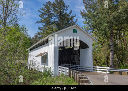 Pont couvert sérieusement traverse la rivière Mohawk près de Marcola, Oregon Banque D'Images