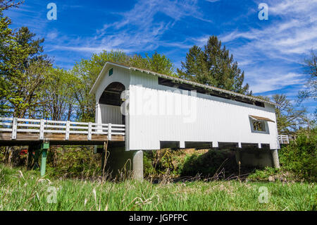 Pont couvert sérieusement traverse la rivière Mohawk près de Marcola, Oregon Banque D'Images