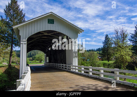 Pont couvert sérieusement traverse la rivière Mohawk près de Marcola, Oregon Banque D'Images