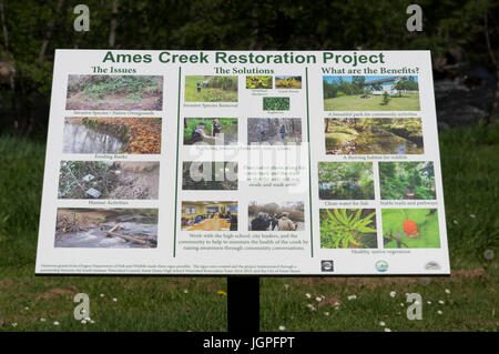 Projet de restauration signe sur Ames Creek dans Sankey Park. Sweet Home, Oregon Banque D'Images