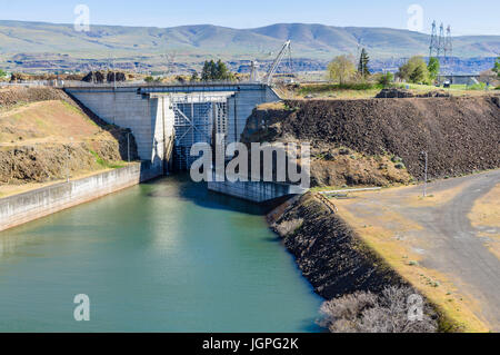 Verrouiller la porte inférieure sur le Département de barrage sur le fleuve Columbia. The Dalles, Oregon Banque D'Images