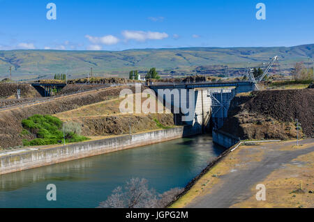 Verrouiller la porte inférieure sur le Département de barrage sur le fleuve Columbia. The Dalles, Oregon Banque D'Images