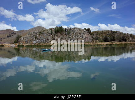 21er décembre 2016, Puno, PÉROU - un pêcheur local sur un bateau pour les îles flottantes sur le lac Titicaca Banque D'Images