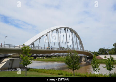 COLUMBUS, OH - le 28 juin : Main Street Bridge Arch incliné au Parc du Bicentenaire est affiché le 28 juin 2017. Il a été conçu par le Dr Spiro Polla Banque D'Images