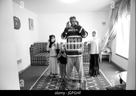 Un musulman, la famille de réfugiés somaliens dans leur nouvelle maison à Portland, Oregon Banque D'Images