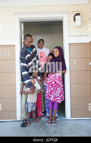 Un musulman, la famille de réfugiés somaliens dans leur nouvelle maison à Portland, Oregon Banque D'Images