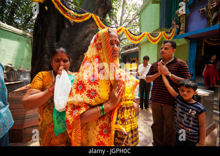 Les Indiens priaient à Shri Circle Maramma Temple à Bangalore, Karnataka, Inde Banque D'Images