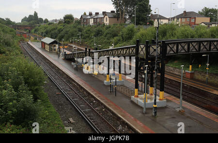 Une chasse vide Cross la plate-forme à l'heure de pointe à Liverpool au cours de la grève de dotation et au conducteur, seulement les trains. Banque D'Images