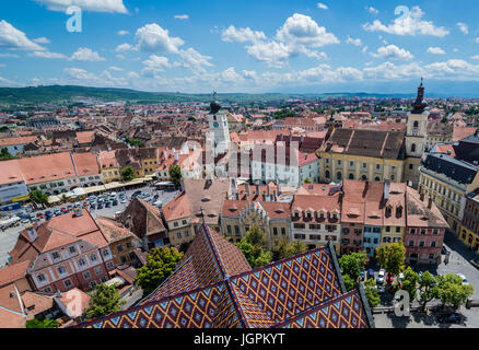 Vieille Ville avec l'église Holy Trinity et du Conseil vu de la tour de la cathédrale luthérienne de Saint Mary dans le centre historique de Sibiu, en Transylvanie, Roumanie Banque D'Images