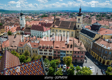 Vue aérienne de l'église Holy Trinity et tour du Conseil de la cathédrale luthérienne de Saint Mary dans le centre historique de Sibiu, en Transylvanie, Roumanie Banque D'Images