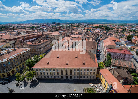 Vue aérienne sur la place de la cathédrale de Huat Saint Mary dans le centre historique de Sibiu, Roumanie. Samuel von Brukenthal National College on foreground Banque D'Images