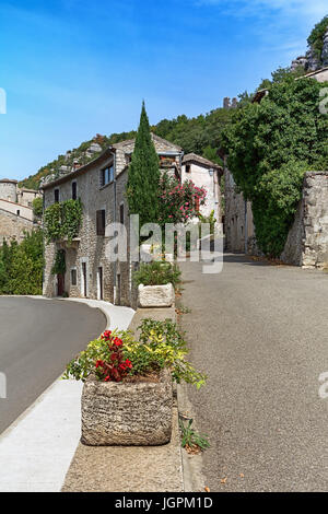 Impression de la vogue du village qui est reconnue comme patrimoine historique et est considéré comme l'un des dix villages de charme de France Banque D'Images