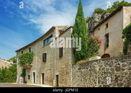 Impression de la vogue du village qui est reconnue comme patrimoine historique et est considéré comme l'un des dix villages de charme de France Banque D'Images