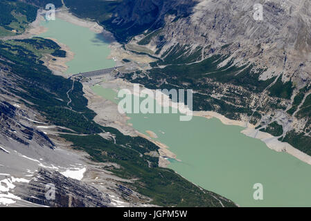 Vue aérienne, à partir d'un petit avion, de son lac et Cancano barrage supérieur, tourné par un beau jour d'été à Bormio Alpes , Italie Banque D'Images