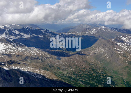 Vue aérienne, à partir d'un petit avion, route du col de San Bernardino , tourné par un beau jour d'été dans les montagnes suisses, Suisse Banque D'Images