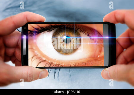 A woman's eye dans un appareil photo téléphone mobile, gawker Banque D'Images