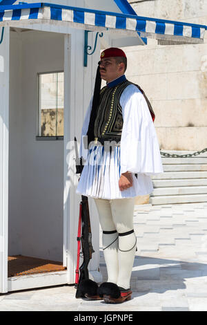 Evzones sont un groupe d'élite de soldats grecs, qui monte la garde sur la Tombe du Soldat inconnu. Athènes Grèce Banque D'Images