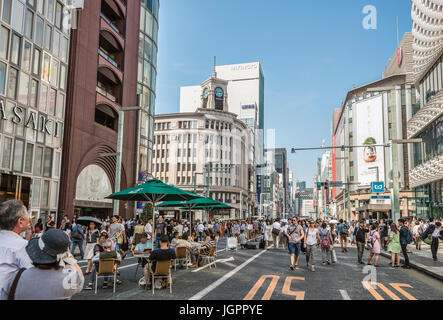 Les touristes et les habitants de la région se promènent un dimanche sans circulation sur Ginza Street, Tokyo, Japon Banque D'Images