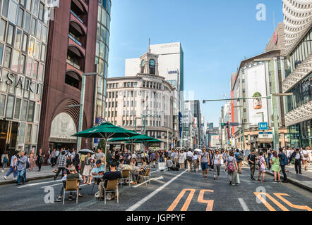 Les touristes et les habitants de la région se promènent un dimanche sans circulation sur Ginza Street, Tokyo, Japon Banque D'Images