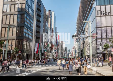 Les touristes et les habitants de la région se promènent un dimanche sans circulation sur Ginza Street, Tokyo, Japon Banque D'Images