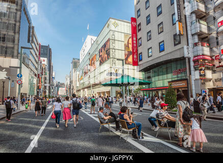 Les touristes et les habitants de la région se promènent un dimanche sans circulation sur Ginza Street, Tokyo, Japon Banque D'Images