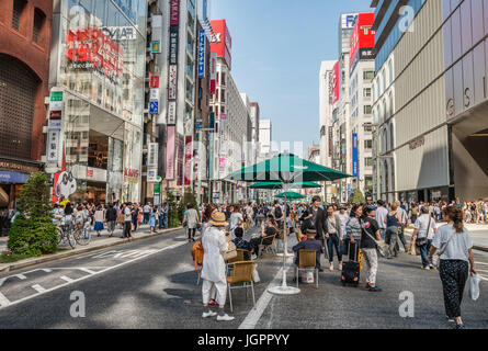 Les touristes et les habitants de la région se promènent un dimanche sans circulation sur Ginza Street, Tokyo, Japon Banque D'Images