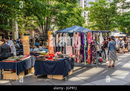 Marché d'antiquités en face de la Tokyo International Forum, Tokyo, Japon Banque D'Images