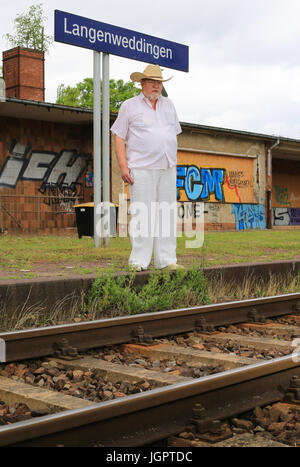 Langenweddingen, Allemagne. 25 Juin, 2017. Hans Guenter Bodewell, photographiés à la gare de Langenweddingen, Allemagne, 25 juin 2017. Le 6 juillet 1967, un camion-citerne rempli de 15 000 litres d'essence a été frappé par un train de voyageurs à un passage à niveau et d'exploser. En raison de l'erreur humaine, la barrière était fermée seulement un tiers. Bodewell, alors âgé de 17 ans, a sauté de la combustion en train. Photo : Peter Gercke/dpa-Zentralbild/photo alliance/dpa/Alamy Live News Banque D'Images