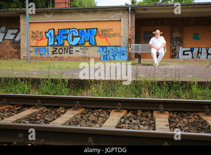 Langenweddingen, Allemagne. 25 Juin, 2017. Hans Guenter Bodewell, photographiés à la gare de Langenweddingen, Allemagne, 25 juin 2017. Le 6 juillet 1967, un camion-citerne rempli de 15 000 litres d'essence a été frappé par un train de voyageurs à un passage à niveau et d'exploser. En raison de l'erreur humaine, la barrière était fermée seulement un tiers. Bodewell, alors âgé de 17 ans, a sauté de la combustion en train. Photo : Peter Gercke/dpa-Zentralbild/photo alliance/dpa/Alamy Live News Banque D'Images