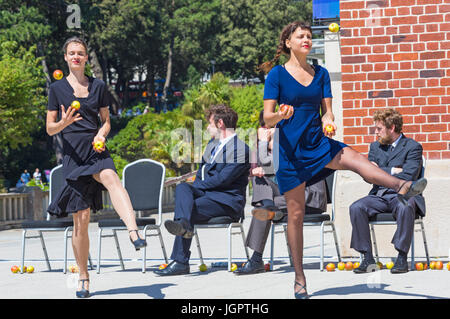 Bournemouth, Dorset, UK. 09 juillet 2017. Brisé par Gandini Juggling à Pavilion Dance Terrasses, Bournemouth, dans le cadre de danse du pavillon sud-ouest découvrir, lire, rêver de la danse. Les spectateurs sont invités à un thé pour ne jamais être oublié avec 80 pommes, 9 interprètes, 4 ensembles de vaisselle et une piste sonore de la musique. L'art de la jonglerie maintient l'auditoire de se divertir. Credit : Carolyn Jenkins/Alamy Live News Banque D'Images