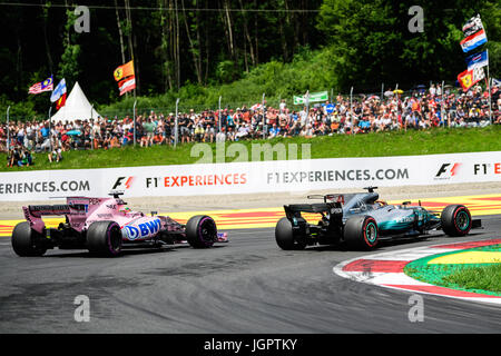 Spielberg, en Autriche. 09 juillet, 2017. La Mercedes de Lewis Hamilton pilote dépasse la Force India's pilote mexicain Sergio Perez au cours de la F1 Grand Prix d'Autriche course sur le Red Bull Ring de Spielberg, en Autriche le 9 juillet 2017. Credit : Jure Makovec/Alamy Live News Banque D'Images