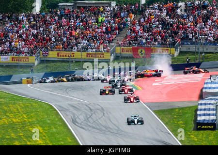 Spielberg, en Autriche. 09 juillet, 2017. Direction des pilotes leurs voitures dans le premier virage après le début de la F1 Grand Prix d'Autriche course sur le Red Bull Ring de Spielberg, en Autriche le 9 juillet 2017. Credit : Jure Makovec/Alamy Live News Banque D'Images