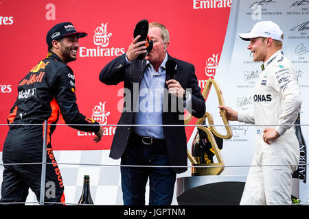 Spielberg, en Autriche. 09 juillet, 2017. Ancien pilote de F1 et commentateur TV Martin Brundle a un fancy navigator sur podium après la F1 Grand Prix d'Autriche course sur le Red Bull Ring de Spielberg, en Autriche le 9 juillet 2017. Credit : Jure Makovec/Alamy Live News Banque D'Images