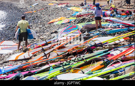 Pozo Izquierdo, Gran Canaria, Îles Canaries, Espagne. 9 juillet 2017. High Octane planche à voile dans les vents forts comme les meilleurs du monde wavesailors la concurrence au premier événement de l'année de la PWA (Professional Windsurfers Association) world tour à Pozo Izquierdo sur Gran Canaria ( 9 Juillet - 15 juillet ). Pozo est célèbre pour ses 50 knot  + vents d'été. Sur la photo : une mer de planches et voiles sur Pozo's Rocky beach comme concurrents se préparer pour le premier jour de la compétition. Banque D'Images