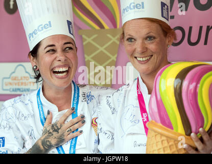 Berlin, Allemagne. 09 juillet 2017. Linda Peterlunger (l) et Manuela Strabler d Eismanufaktur Kolibri dans les Wolfurt, Autriche, célébrer leur victoire avec crème glacée faite de yaourt, de citron, de menthe et de blackberry à l'Gelato World Tour à la Potsdamer Platz à Berlin, Allemagne, 9 juillet 2017. Les seize meilleurs fabricant de crème glacée de l'Allemagne ont présenté leurs compétences, du 7 au 9 juillet à la Place de Potsdam et ont été jugés par un jury et le public. Photo : Soeren Stache/dpa/Alamy Live News Banque D'Images